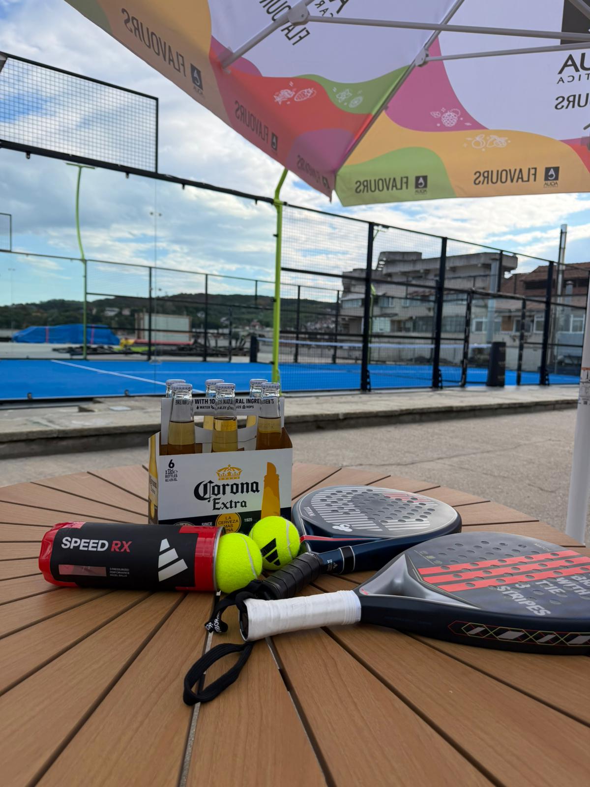 Zonă de Socializare și Teren Padel